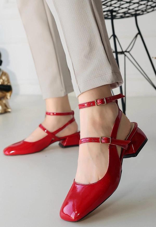 BİÇOMİ Karmi Kırmızı Rugan Topuklu Kemerli Ayakkabı - Image 1