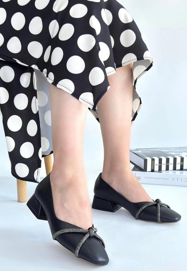 BİÇOMİ Pety Siyah Cilt Topuklu Ayakkabı - Image 1