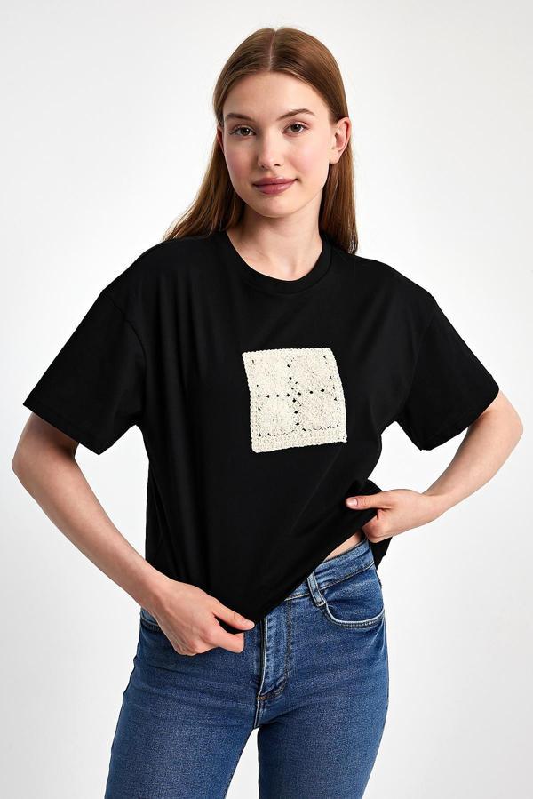 Bisiklet Yaka Güpürlü Tişört - Image 1