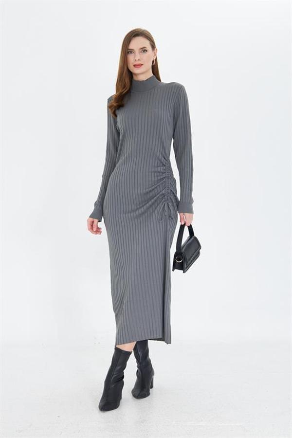 Yandan Büzgülü Yarım Balıkçı Yaka Standart Beden Fitilli Görünümlü Fit Kesim Uzun Elbise - Image 1