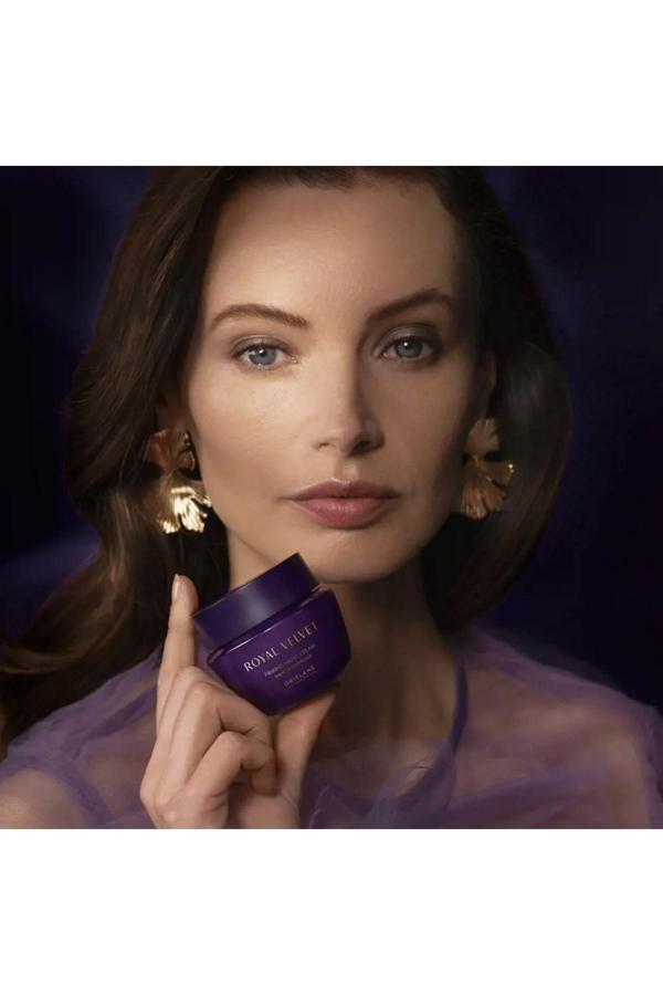 Oriflame Royal Velvet 3 Kat Fazla Nemlendirme Özellikli Hyaluronik Asit İçeren Sıkılaştırıcı Gece Kremi 47006 - Image 1