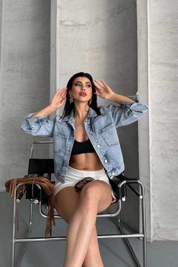 BİÇOMİ Çift cepli kol katlamalı kar yıkama crop kot ceket buz mavi d2000 - Image 1