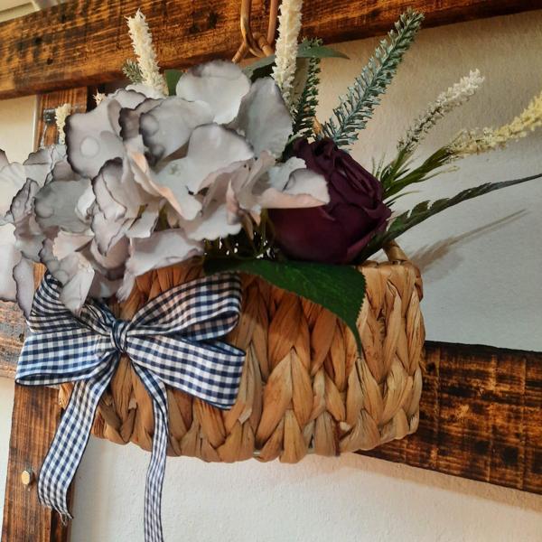 Lotus Hediye Hasır Sepetli Ortancalı ve Fiyonklı Kapı Süsü-Çelenk-Duvar Dekorasyon-Kış Bahçesi - Image 1