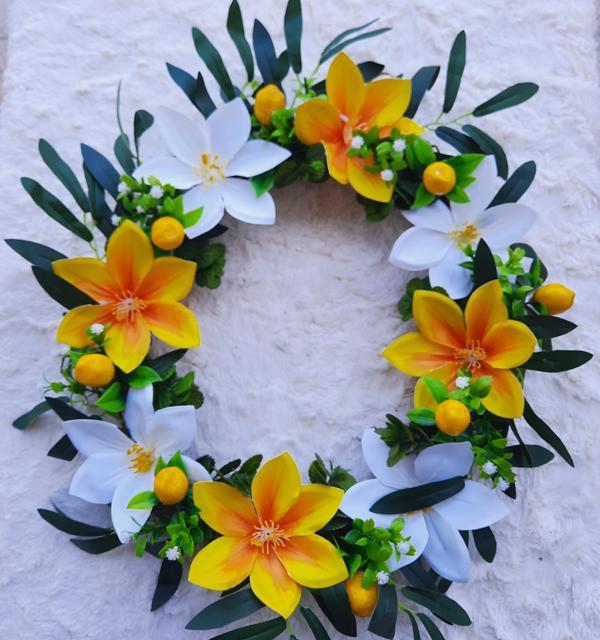 Lotus Hediye Sarı ve Beyaz Çiçekli Tam Tur Kapı Süsü Çelenk - Image 1