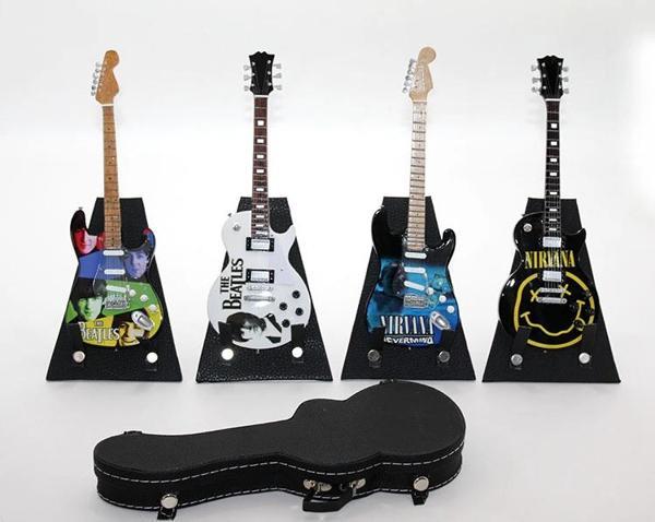 Çantalı Gitar Figürü - Image 1