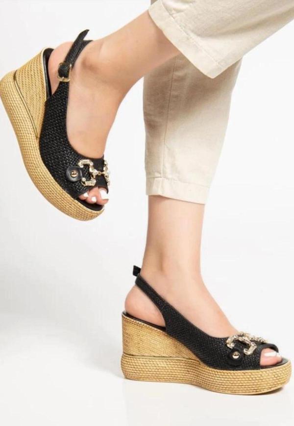 BİÇOMİ Caver Siyah Cilt Dolgu Topuk Sandalet - Image 1