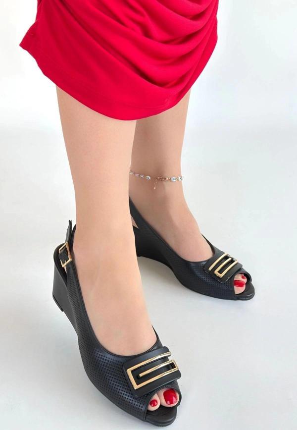 BİÇOMİ Mamba Siyah Cilt Dolgu Topuk Ayakkabı - Image 1