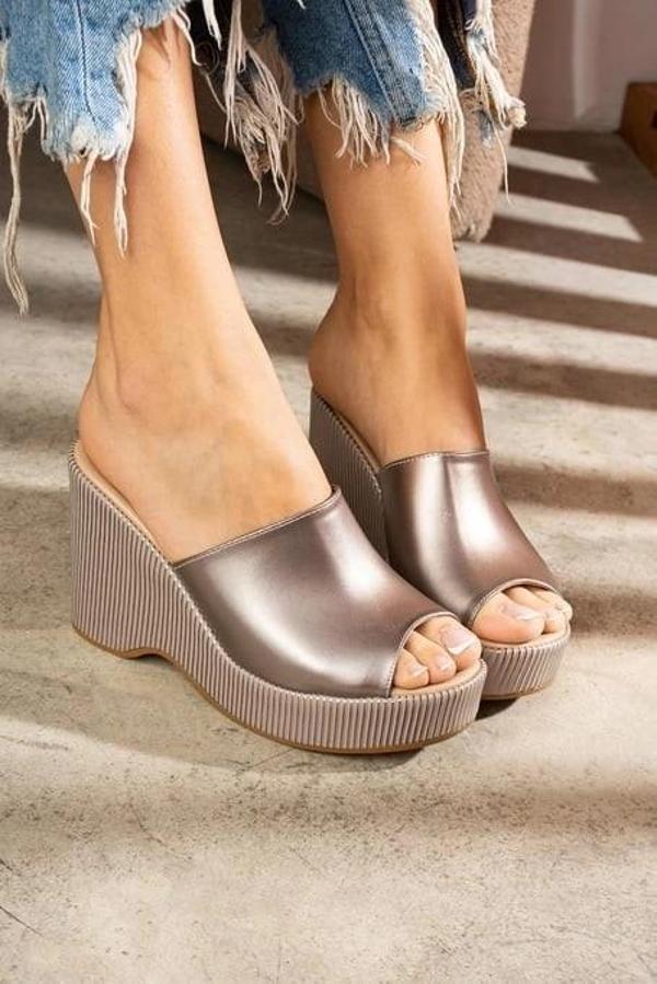 BİÇOMİ Tlay Platin Cilt Dolgu Topuk Terlik - Image 1