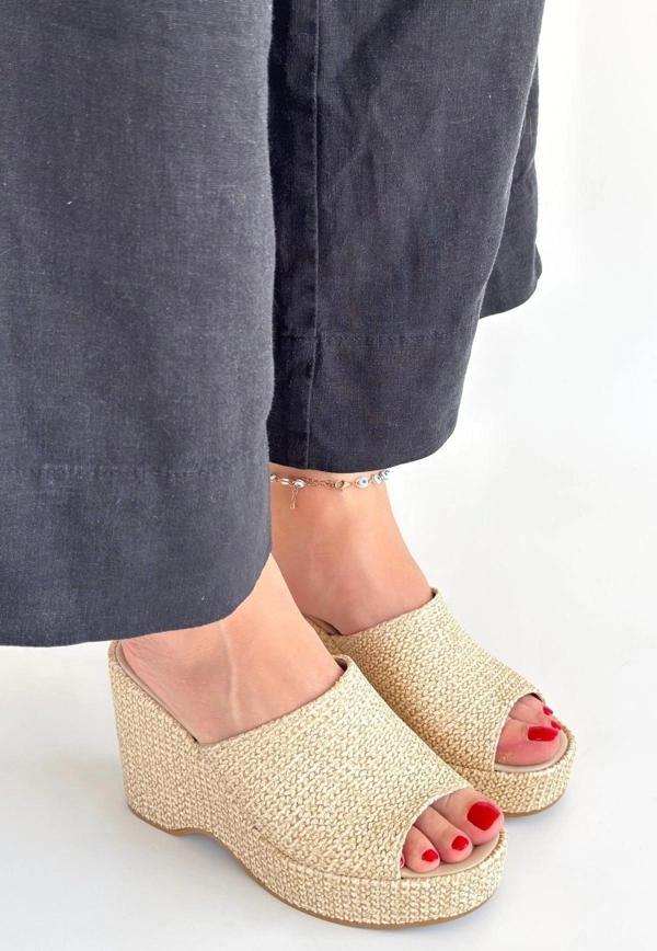 BİÇOMİ Tlay Bej Hasır Dokumalı Dolgu Topuk Terlik - Image 1