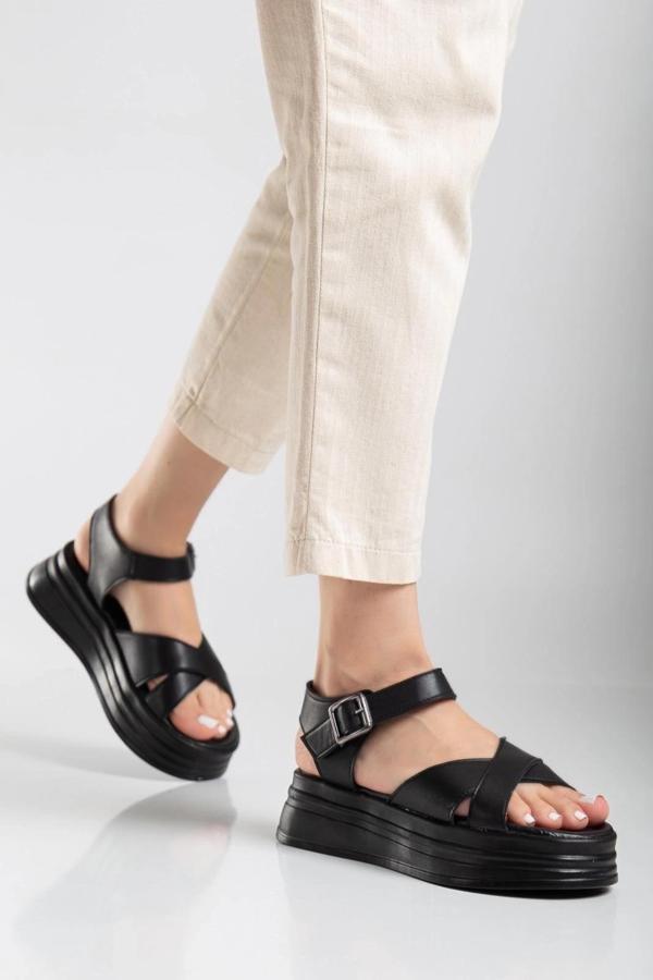 BİÇOMİ Sibna Siyah Cilt Kemerli Sandalet - Image 1