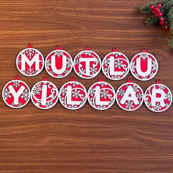 11 Harfli Kırmızı Beyaz İpli MUTLU YILLAR Yazılı Ahşap Yılbaşı Ağaç Süsü (5365) - Image 1