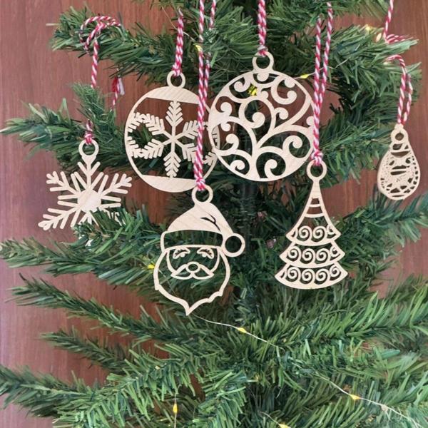 6 Parça Kırmızı Beyaz İpli Noel Babalı ve Kar Tanesi Model Ahşap Yılbaşı Ağaç Süsü (5365) - Image 1