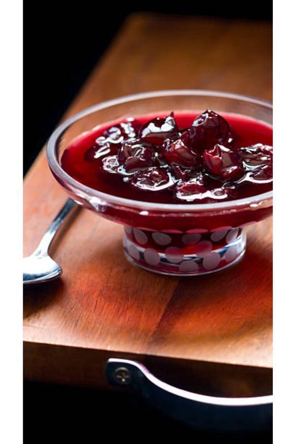 Uslu Şarküteri Vişne Reçeli 1Kg. - Image 1