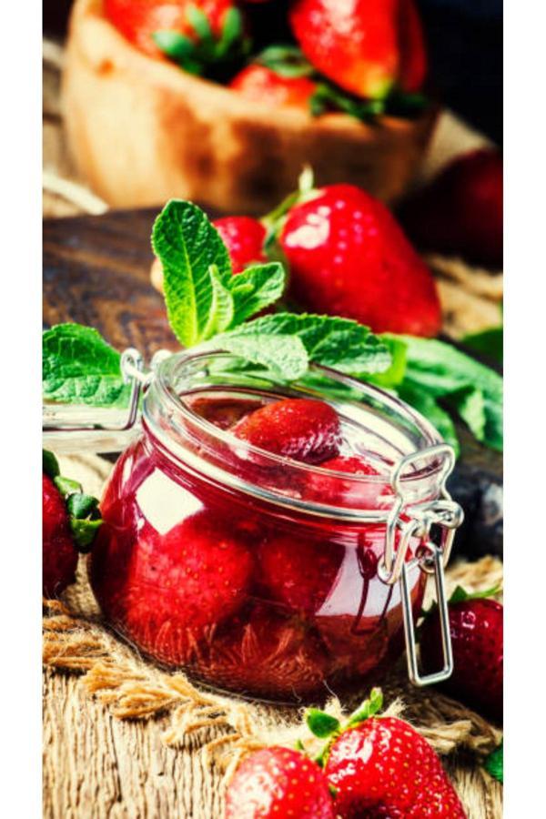 Uslu Şarküteri Çilek Reçeli 1Kg. - Image 1