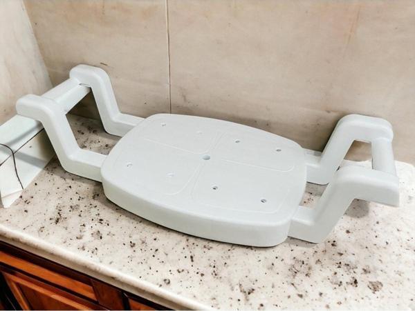 Renk Yapı Rüyası Banyo Oturağı Tabure Ayarlanır Kızaklı Yan Kollar Her Küvete Uyumlu 64 - 74 cm Genişlik - Image 1