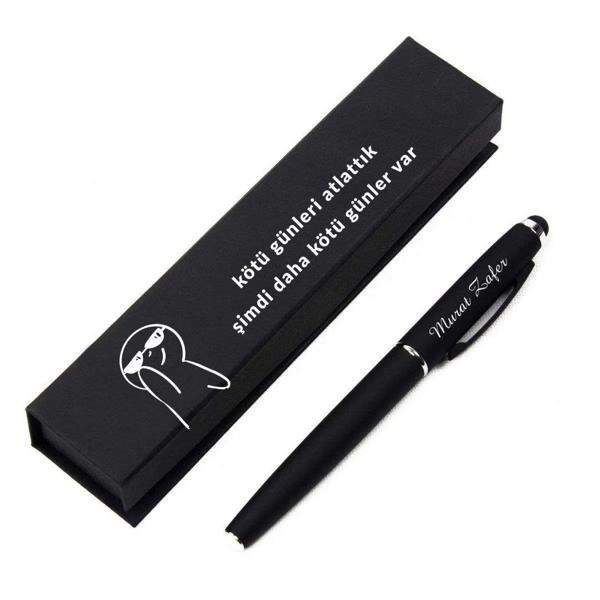 Kişiye Özel Mizahi Sözlü Kutulu Kalem – “Kötü Günleri Atlattık” Yazılı Hediyelik Kalem - Image 1