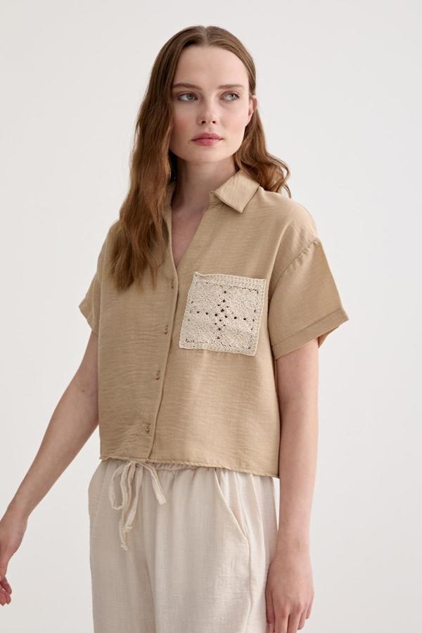 Vos Versa Kadın Keten Dantel Detaylı Kısa Kol Camel Gömlek VVK47031 - Image 1