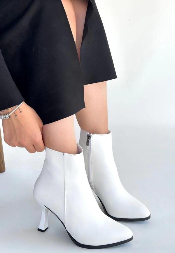 BİÇOMİ Mişha Beyaz Cilt Topuklu Bot - Image 1