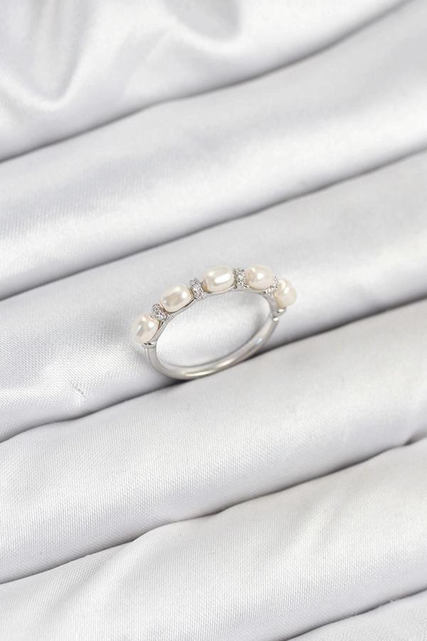 BFS Pirinç Gümüş Renk Sıralı İncili Kadın Yüzük - Image 1