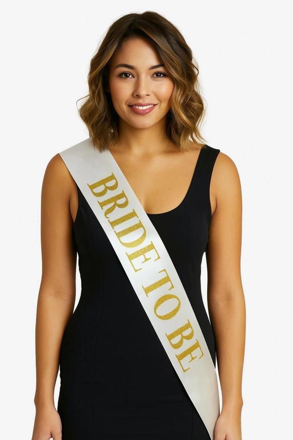 Beyaz Saten Üzerine Kalın Altın Yazılı Bride To Be Kuşağı 10 Cm Genişlik - Image 1