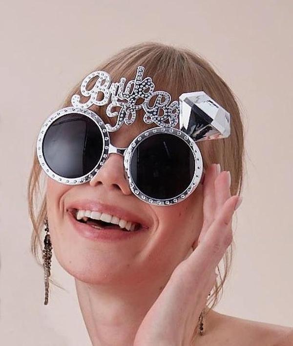 Gümüş Renk Bride To Be Yazılı Gelin Gözlüğü 15x10 Cm - Image 1