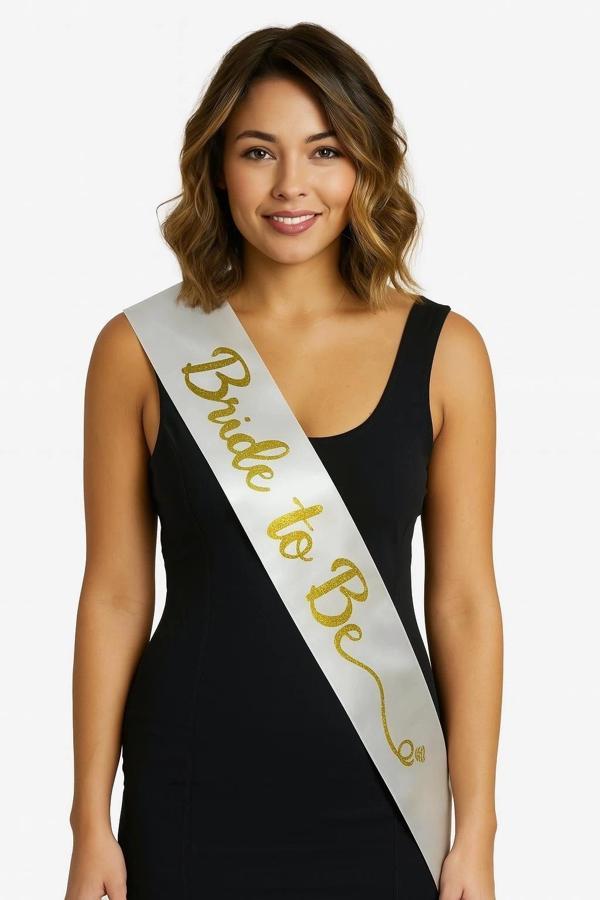 BFS Beyaz Saten Üzerine El Yazısı İtalik Altın Bride To Be Kuşağı - Image 1