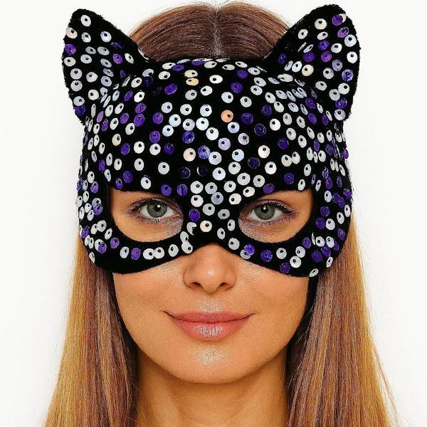 Siyah Kadife Kumaş Üzerine Mor Beyaz Payetli Pullu Parti Maskesi 16x14 Cm - Image 1