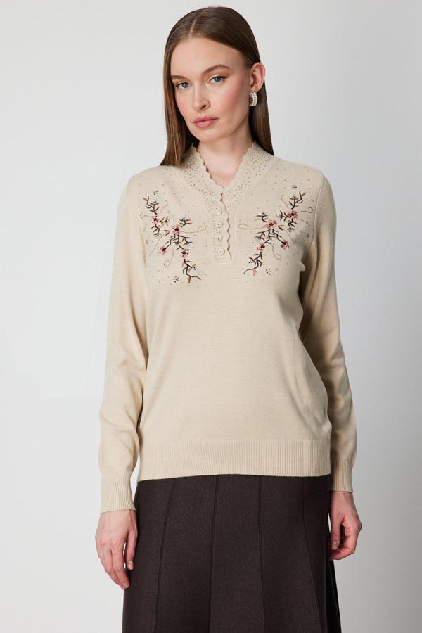 On Kadın V Yaka Çiçek İşlemeli Triko Kazak 65307 Bej - Image 1
