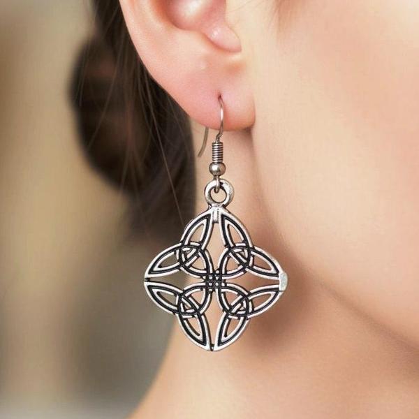 Kelt Düğümü Şekilli Kadın Küpe Çift Adet Gümüş Kaplama El Yapımı Küpe - Image 1