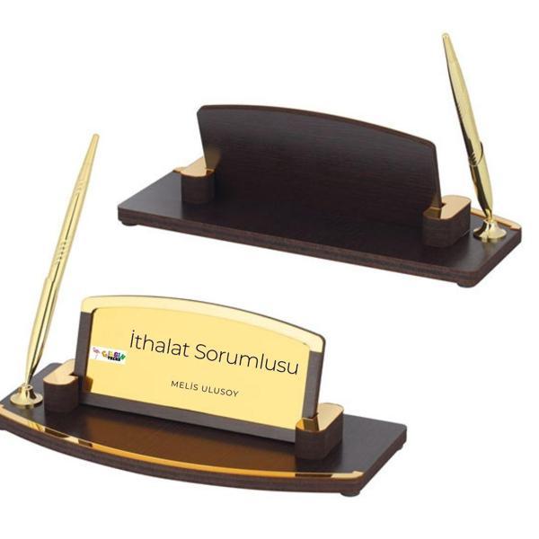 Kurumsal Firmalara Özel Logolu Ahşap ve Metal Kalemli Masa İsimliği – Kişiye Özel Ofis Hediyesi - Image 1