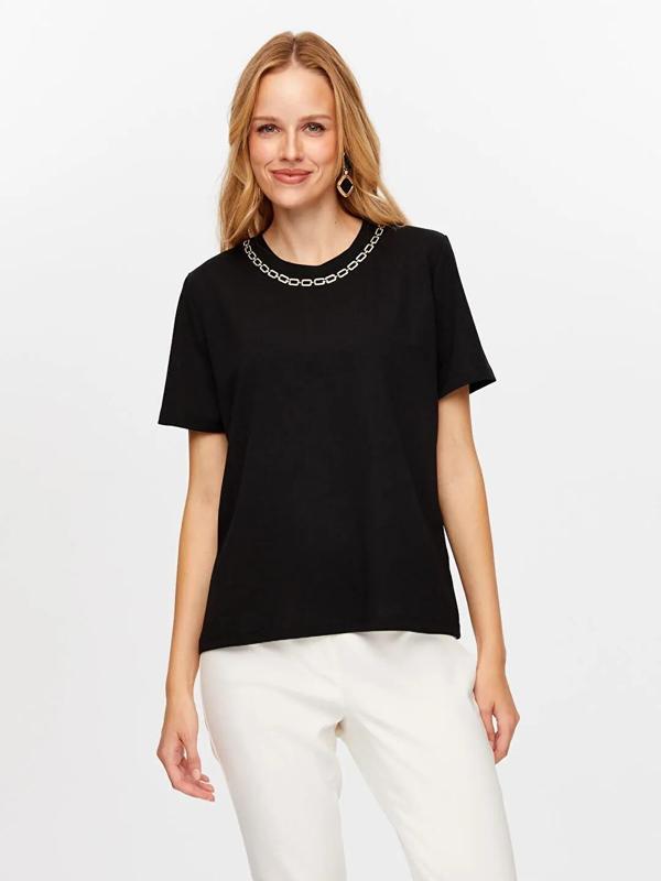 Faik Sönmez Yakası Zincir Şerit Detaylı Yuvarlak Yaka Kadın T-Shirt W26TSH062 - Image 1