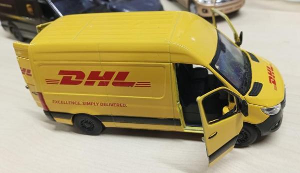 Kinsmart Oyuncak Metal Model Araba 1/36 Çek Bırak Mercedes Benz DHL Kargo Aracı - Image 1