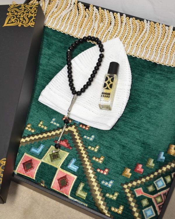 Erkekler İçin Seccade Takke Tesbih Esans Hediyelik Seti – Kilim Desenli Kadife Astarlı Seccade ve Özel Kutulu Lüks Hac Umre Hediyesi - Image 1