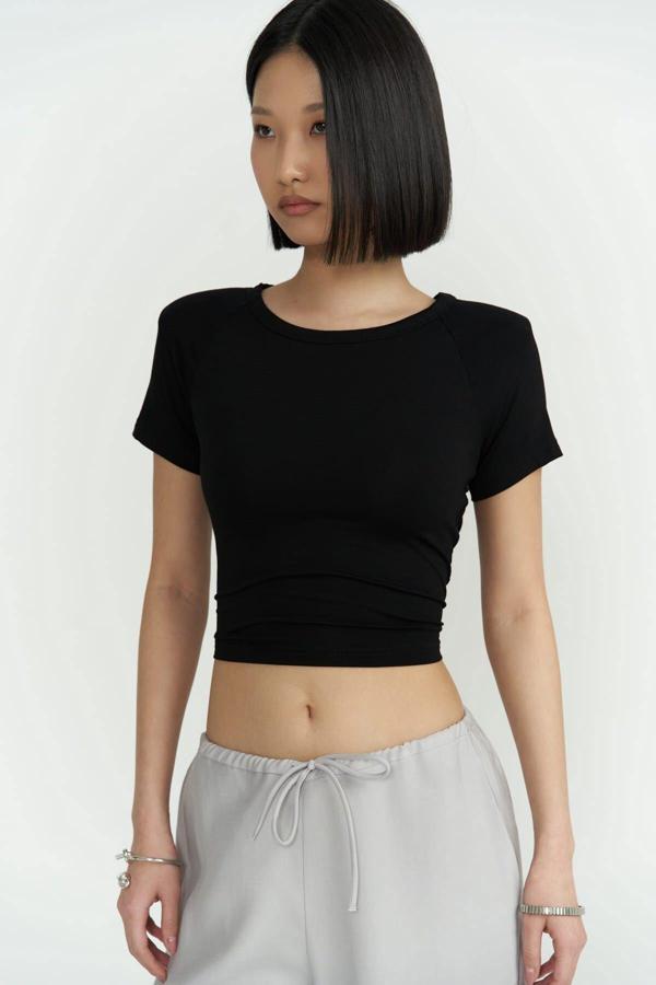 Perla Vatkalı Siyah Crop Bluz - Image 1