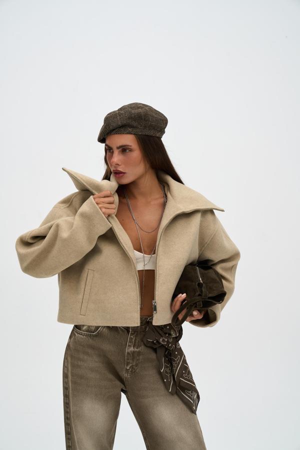 Maine Dökümlü Yaka Bej Kısa Ceket - Image 1