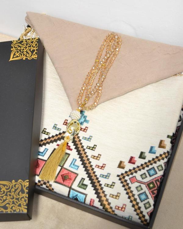 Çeyizlik Hediyelik Seccade Eşarp Tesbih Set – Kilim Desenli Kadife Astarlı Seccade, Eşarp, Kristal Tesbih Özel Kutulu Lüks Hediye Seti - Image 1