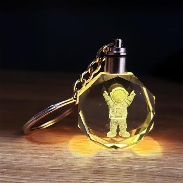 Mutlu Astronot Tasarımlı Renk Değiştiren Anahtarlık - Image 1