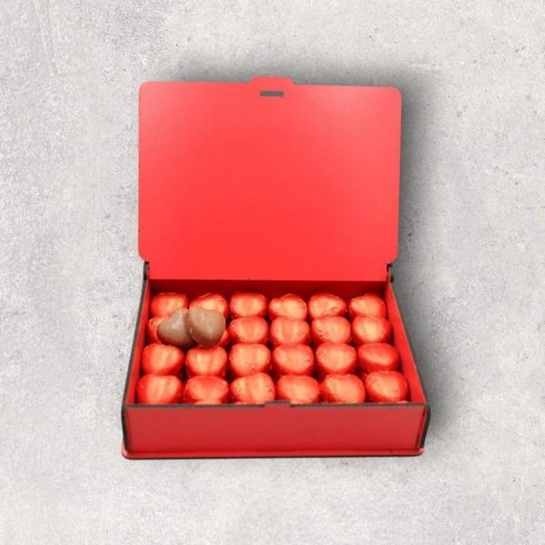 50 Adet Kalp Şeklinde Çikolatalı Kırmızı Ahşap Hediye Kutusu – Sevgi Dolu Tatlar - Image 1