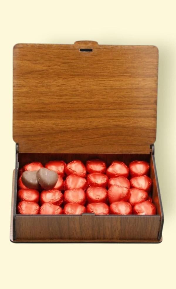 Ahşap Kutuda Hediyelik 50 Adet Kalp Çikolata – Özel Günler İçin Tatlı Sürpriz Hediyelik - Image 1