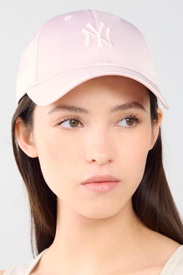 New Era women 9Forty New York Yankees Satin Logo Cap Kadın Saten Görünümlü Şapka Pembe - Image 1