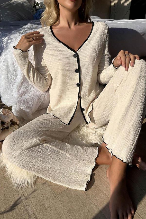 Kadın Beyaz Örme Kumaş V Yaka Düğmeli Rahat Şık Pijama Takımı - Image 1