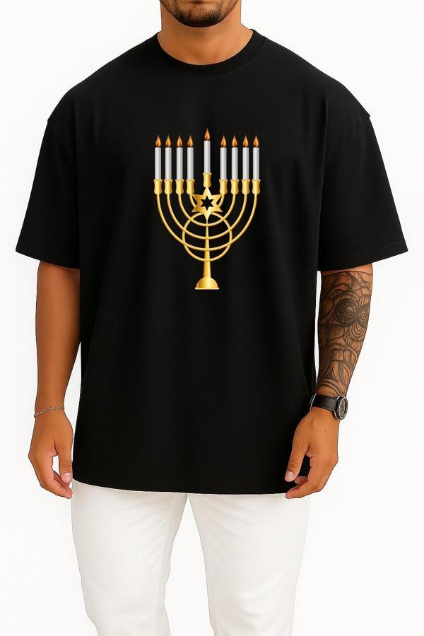 Oversize Hanukkah Menorah Yahudi Bayramı Göğüs Tasarımlı Unisex T-Shirt - Image 1