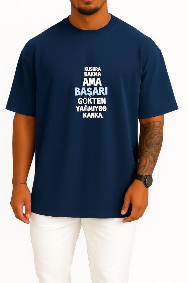 Oversize Kusura Bakma Ama Başarı Gökten Yağmıyoo Kanka Göğüs Tasarımlı Unisex T-Shirt - Image 1