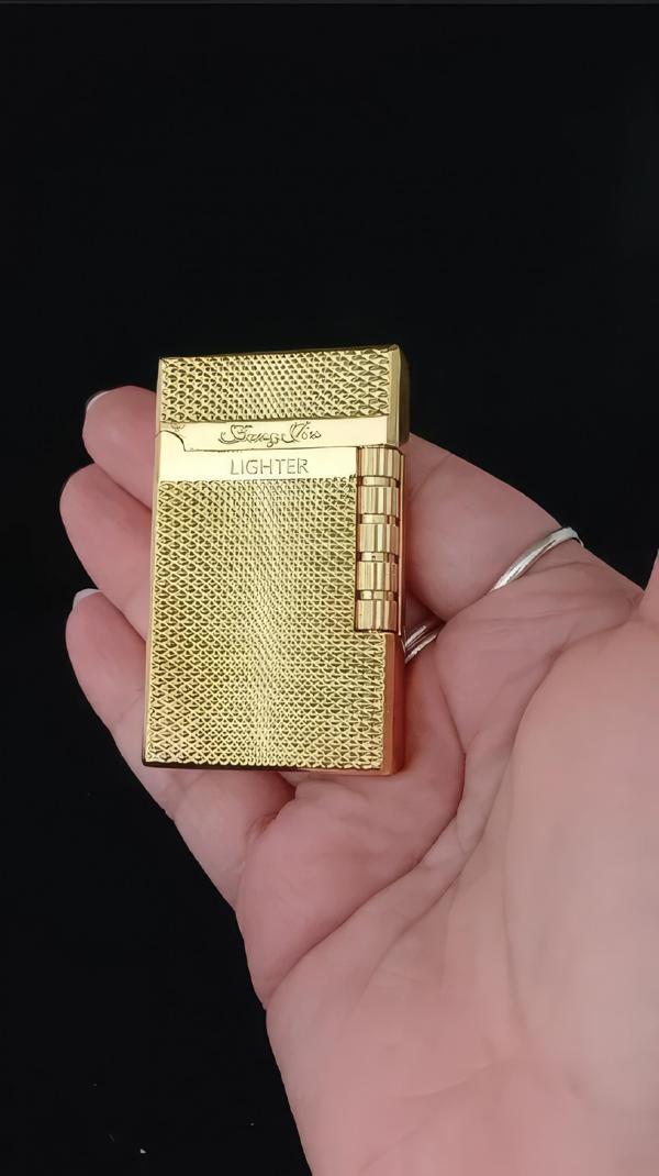 Lüks Gold Renk File Örgü Desenli Yumuşak Alevli Gazlı Çakmak - Image 1