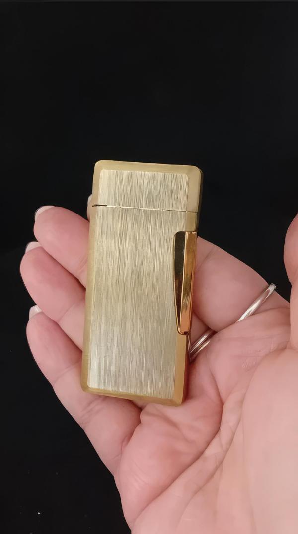 Sade Tasarım Fırçalı Pirinç Görünümlü Koleksiyonluk Gazlı Çakmak - Image 1