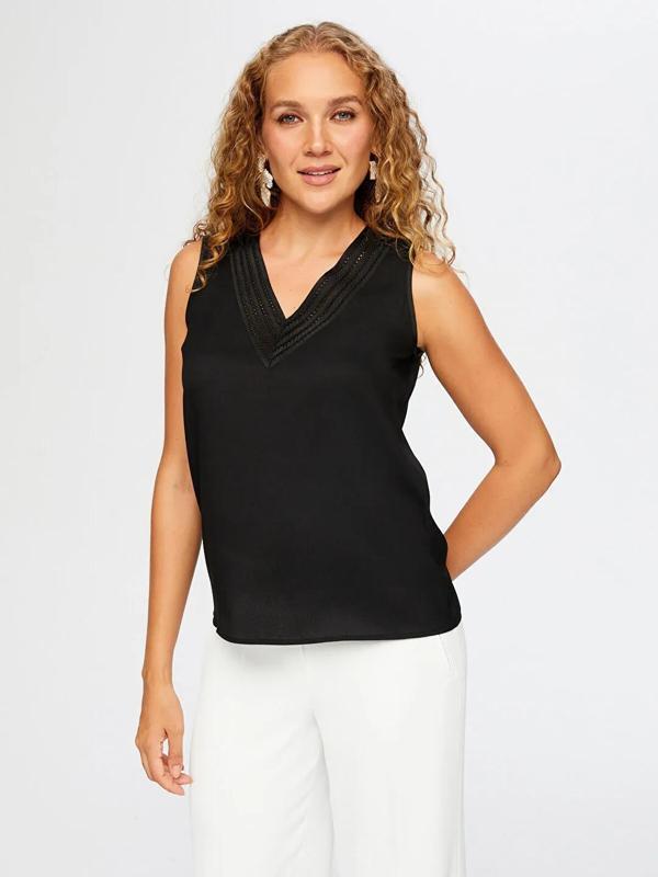 Faik Sönmez Yakası Delik İşi Nakış Detaylı Şık Kadın Atlet W26ATL015 - Image 1