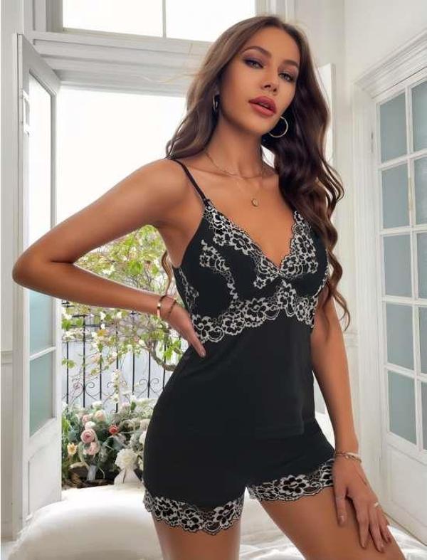 Beyaz Dantel İşlemeli Siyah İnce Askılı Saten Şortlu Takım - Image 1