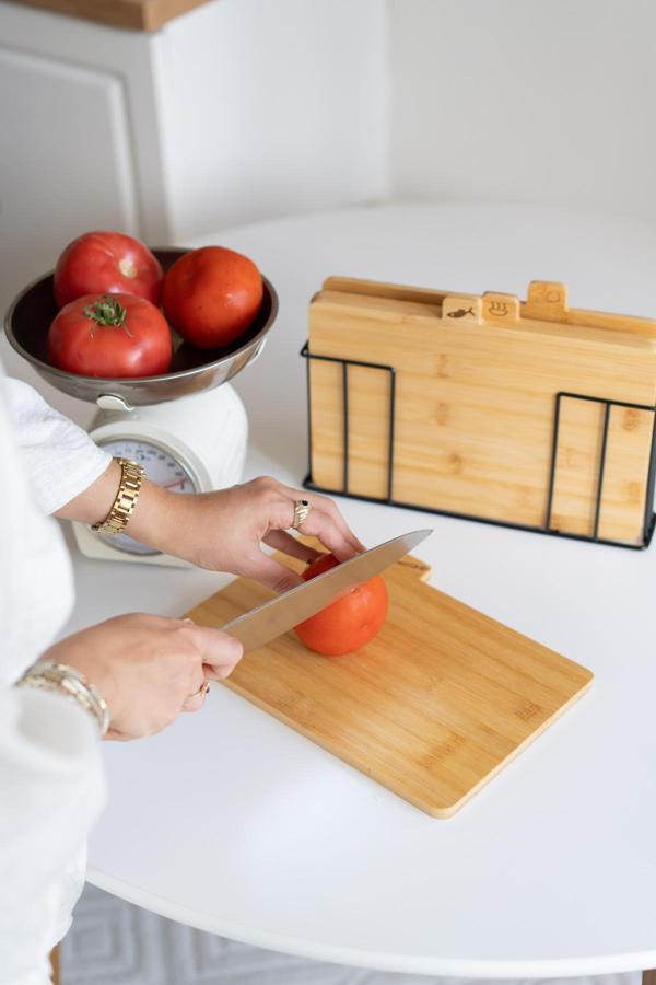 Dekorz Dükkan Bambu 4 Parça Standlı Bambu Kesme Tahtası Seti - Image 1