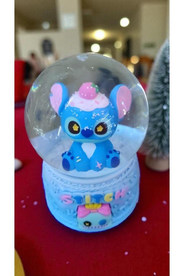 Famemus Accessory Stitch Işıklı Ve Müzikli Hediyelik Kar Küresi Boyut 15 Cm Orta Boy - Image 1