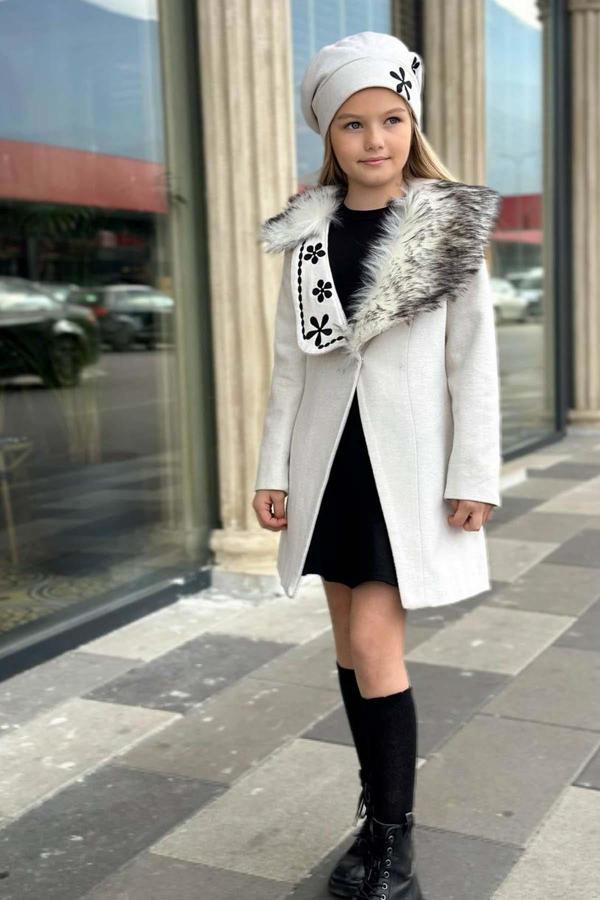 Kız Çocuk Yakası Kürk ve Yonca Detaylı Etekli Ekru Kaşe - Image 1